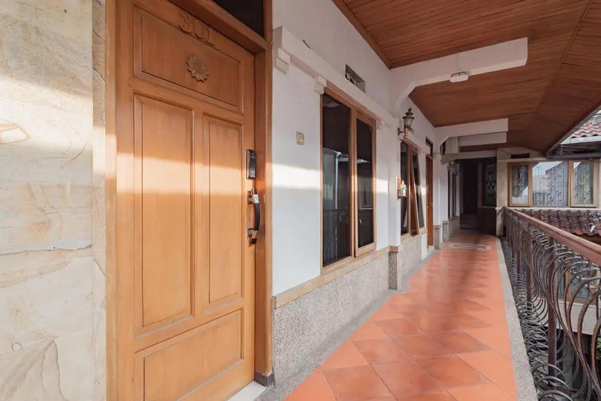RedDoorz At Arwiga Hotel Bandung Exterior foto