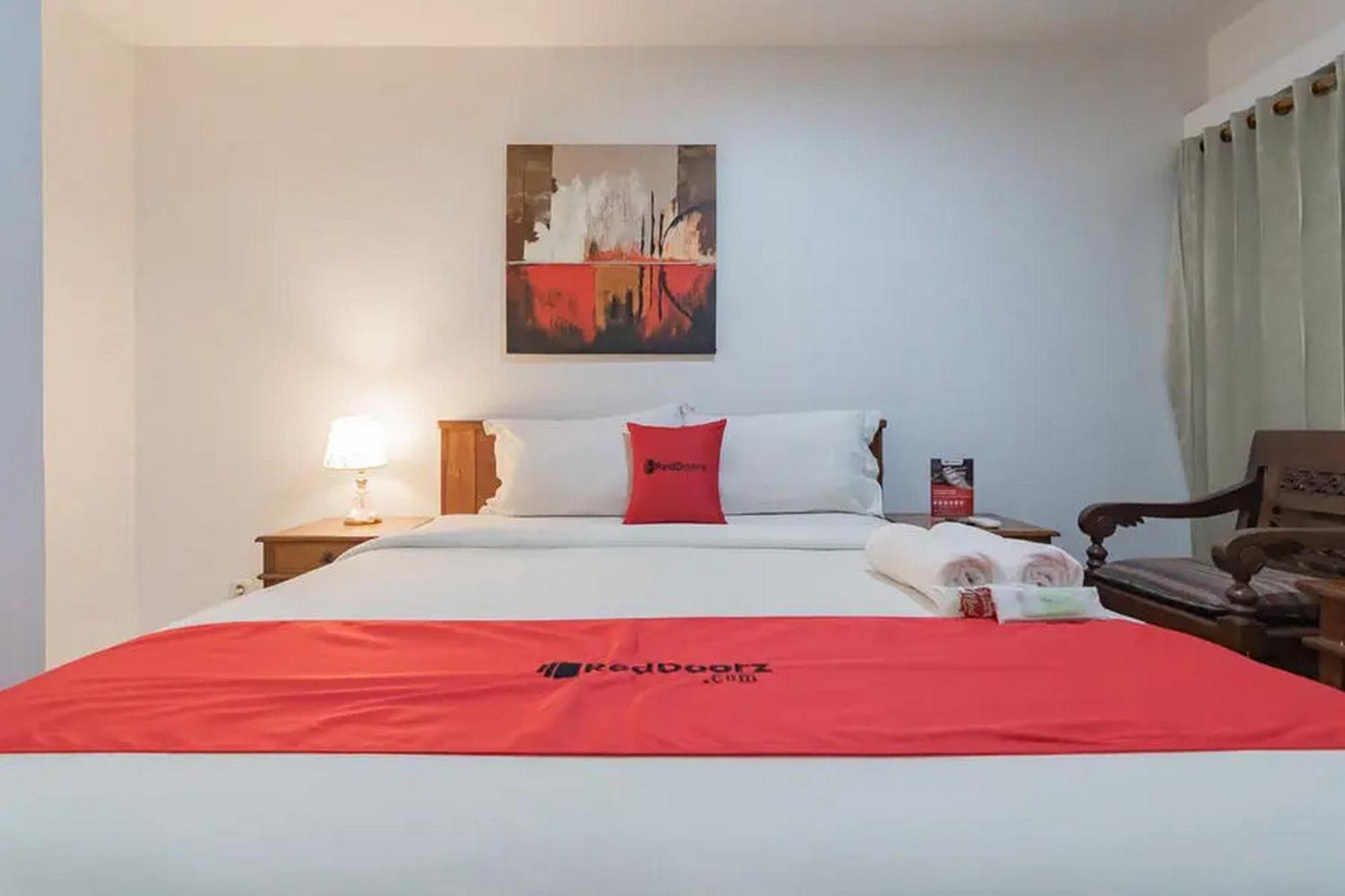 RedDoorz At Arwiga Hotel Bandung Exterior foto