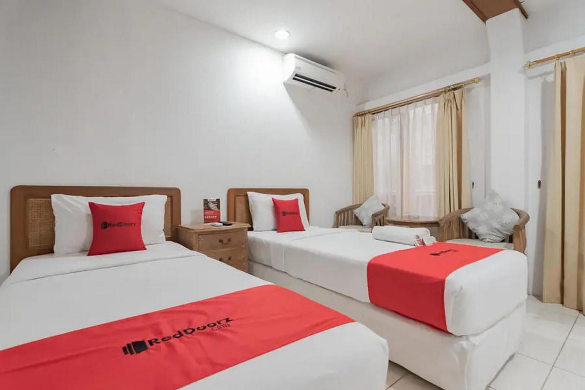 RedDoorz At Arwiga Hotel Bandung Exterior foto