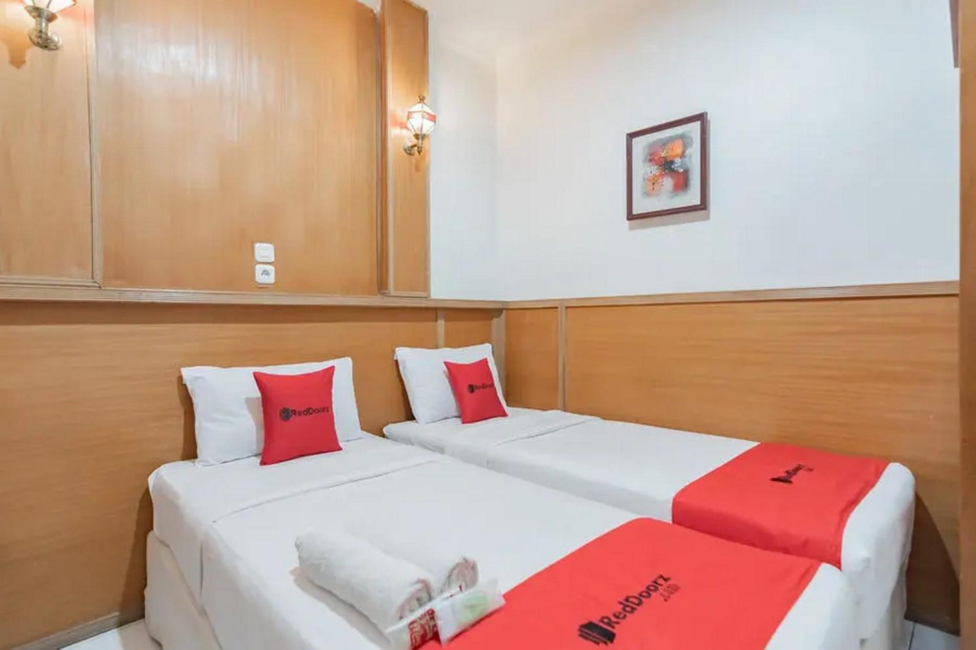 RedDoorz At Arwiga Hotel Bandung Exterior foto