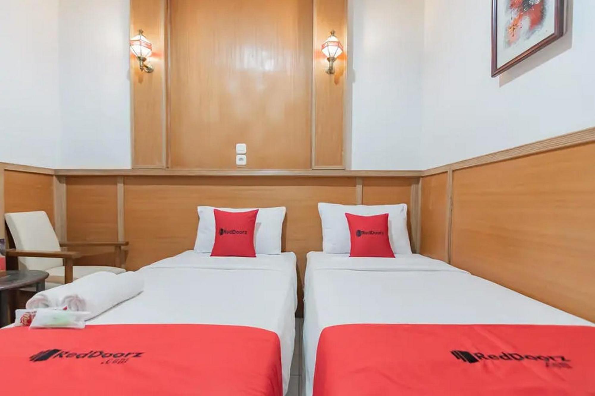 RedDoorz At Arwiga Hotel Bandung Exterior foto