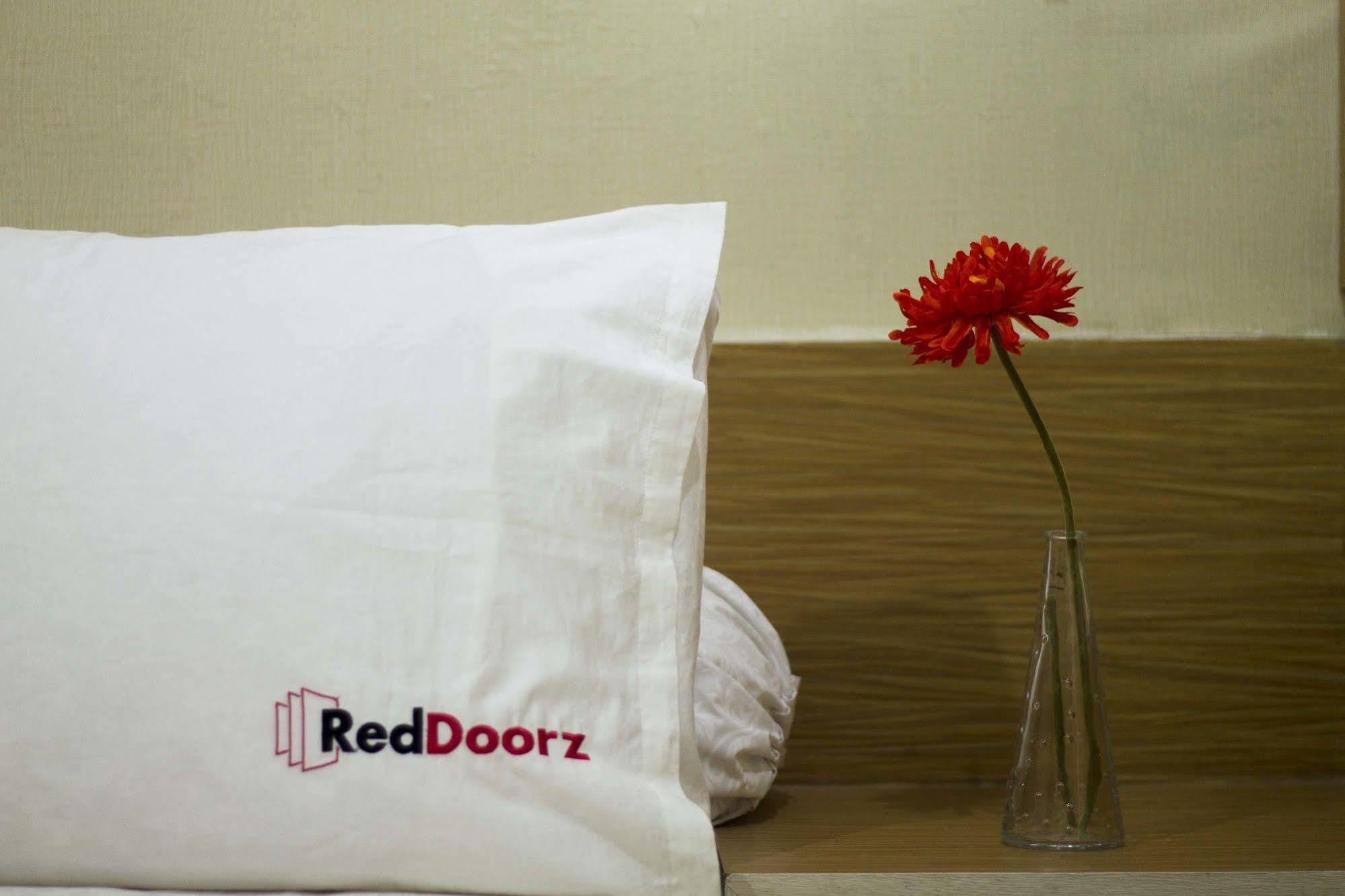 RedDoorz At Arwiga Hotel Bandung Exterior foto